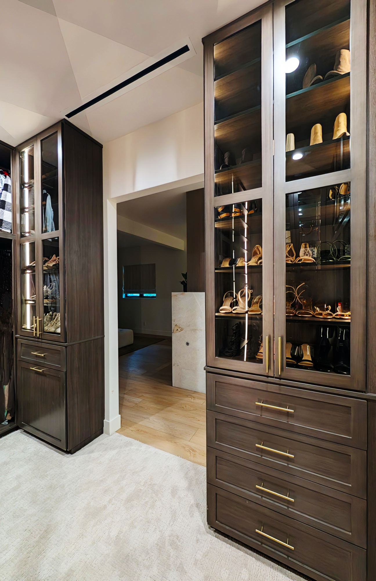 Luxe Walk-in Closet thumbnail 3