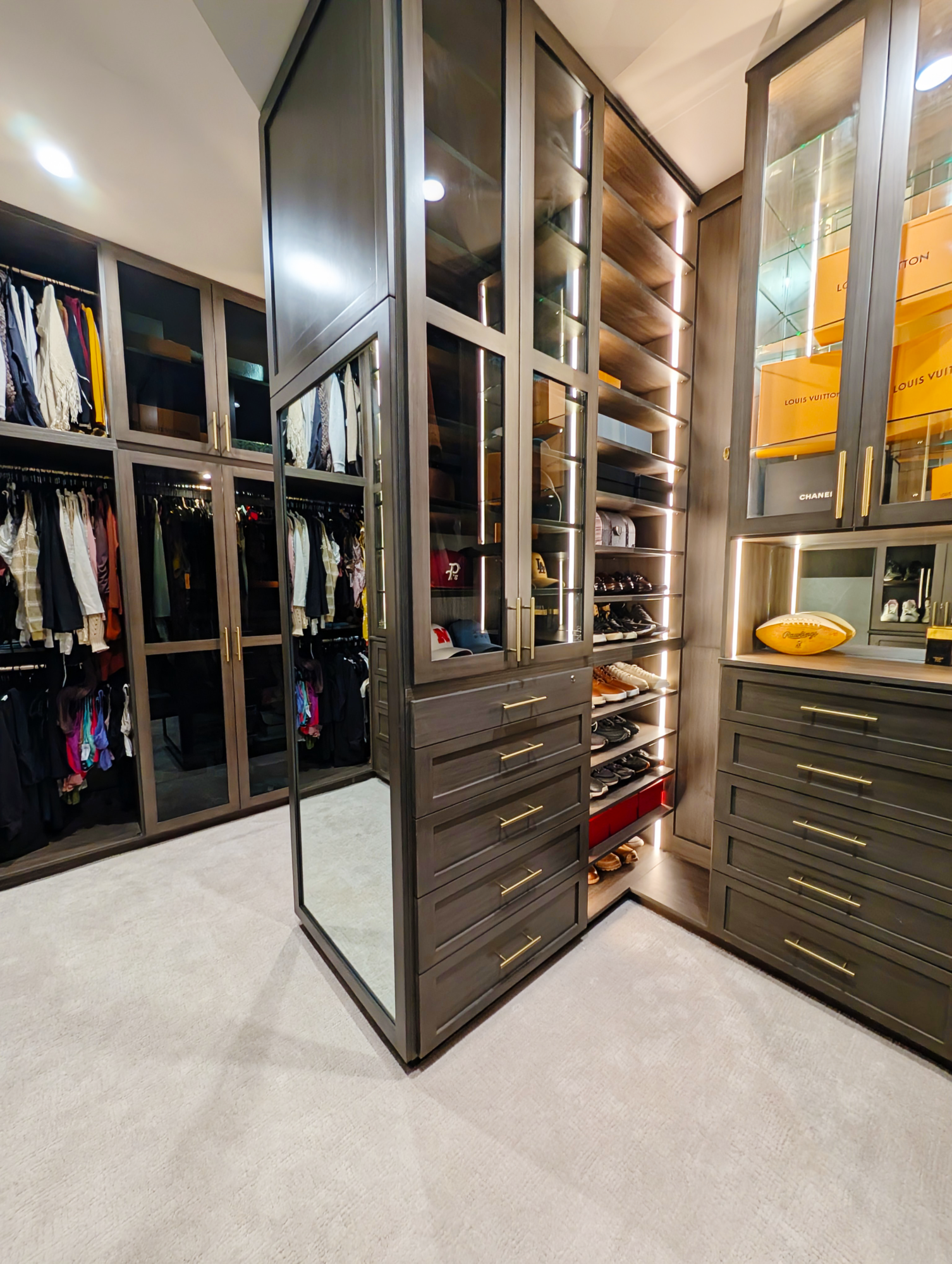 Luxe Walk-in Closet thumbnail 4