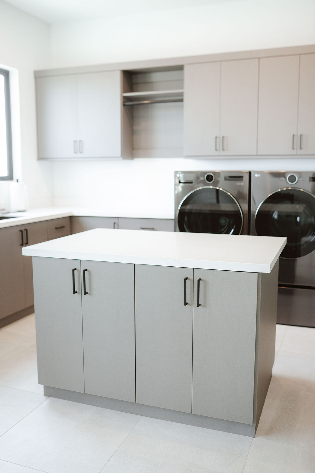 Luxe Gray Shoreline Laundry Room thumbnail 2