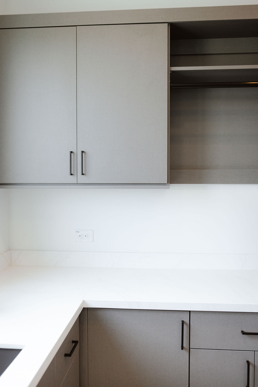 Luxe Gray Shoreline Laundry Room thumbnail 3