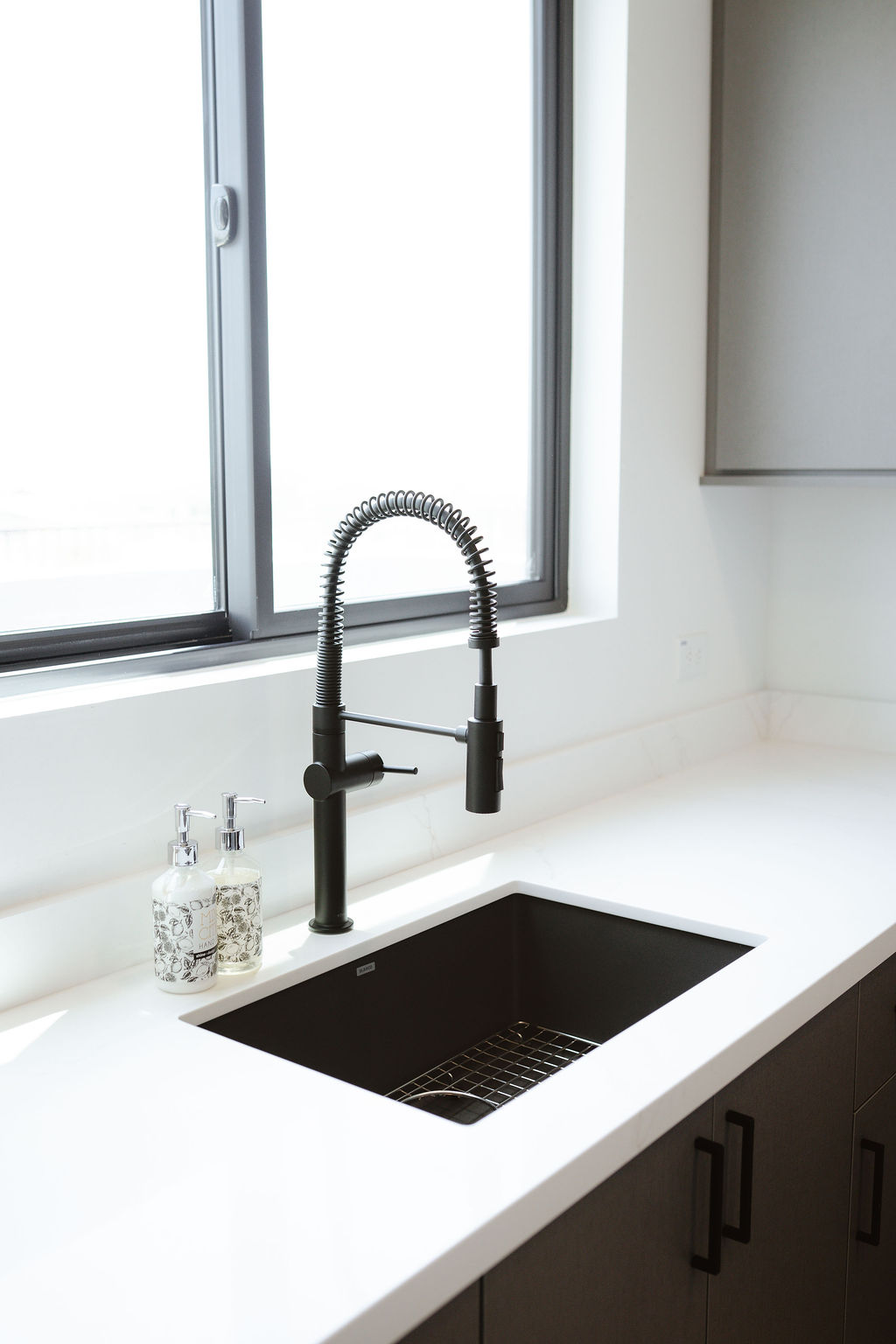 Luxe Gray Shoreline Laundry Room thumbnail 4