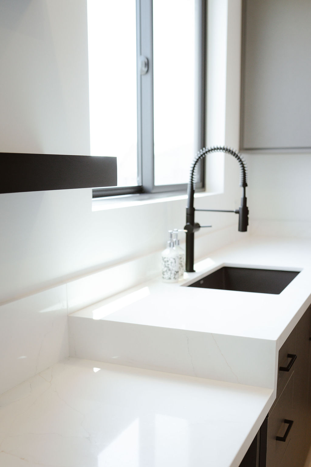 Luxe Gray Shoreline Laundry Room thumbnail 5