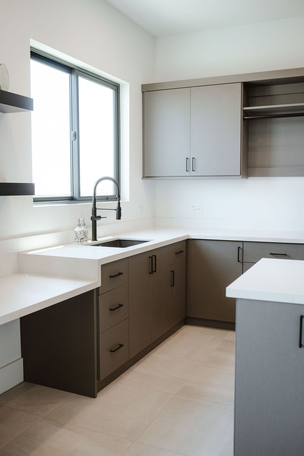 Luxe Gray Shoreline Laundry Room thumbnail 7