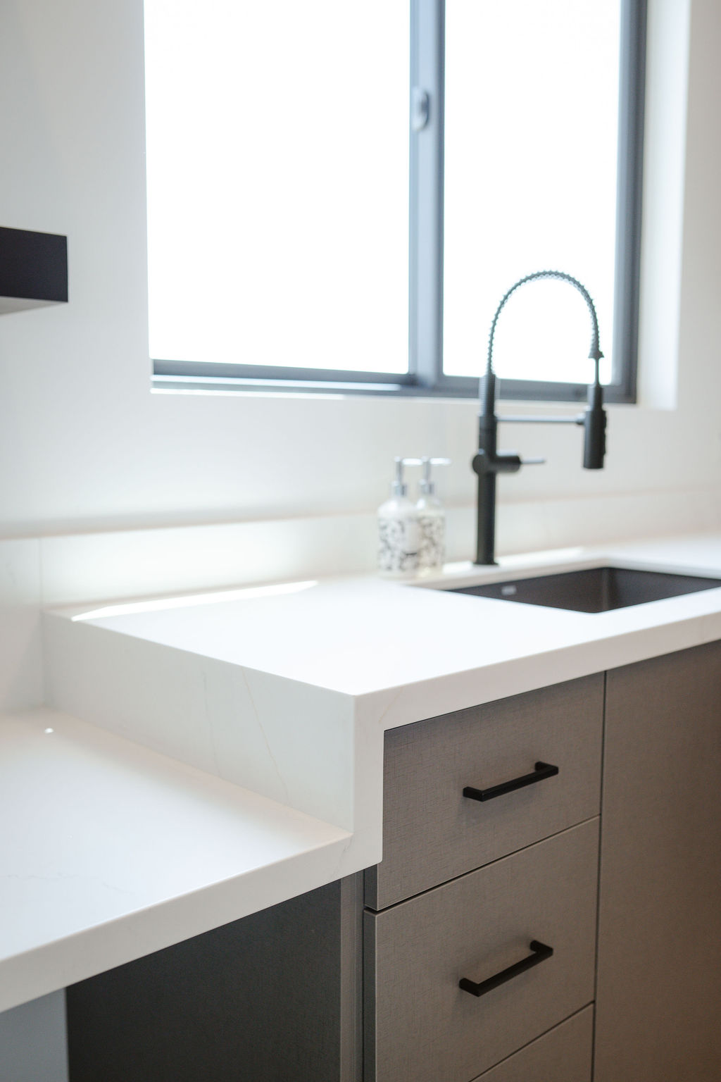 Luxe Gray Shoreline Laundry Room thumbnail 8