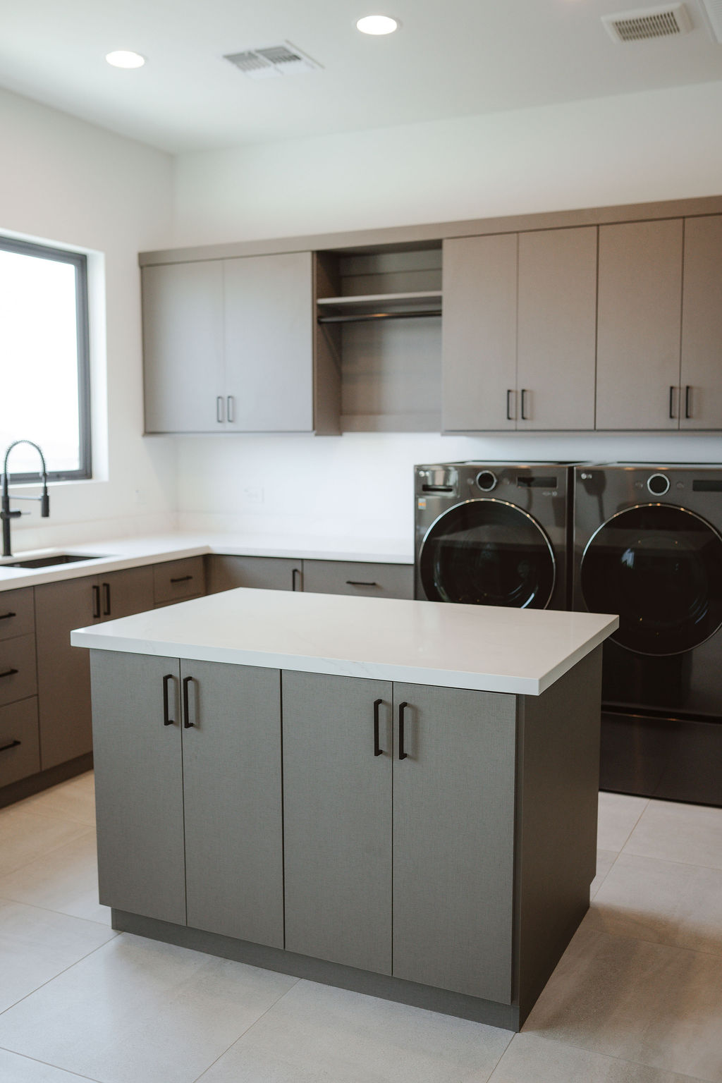 Luxe Gray Shoreline Laundry Room thumbnail 9
