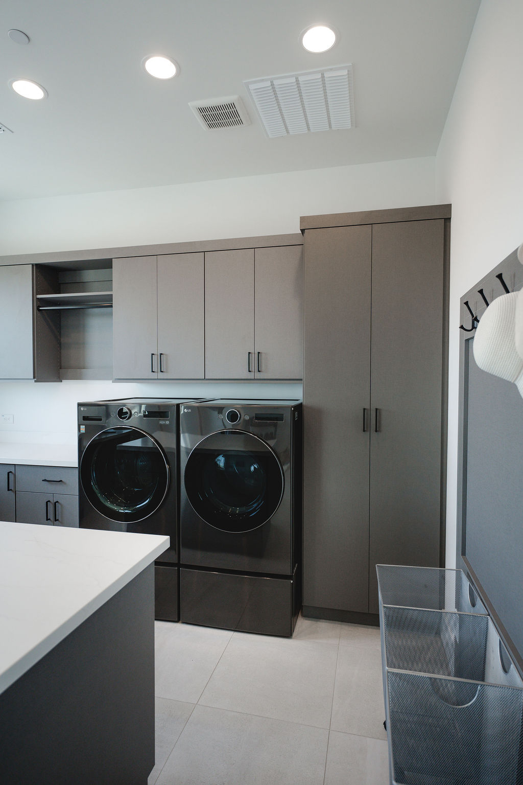Luxe Gray Shoreline Laundry Room thumbnail 11