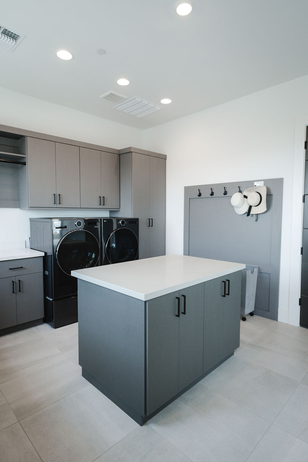 Luxe Gray Shoreline Laundry Room thumbnail 12