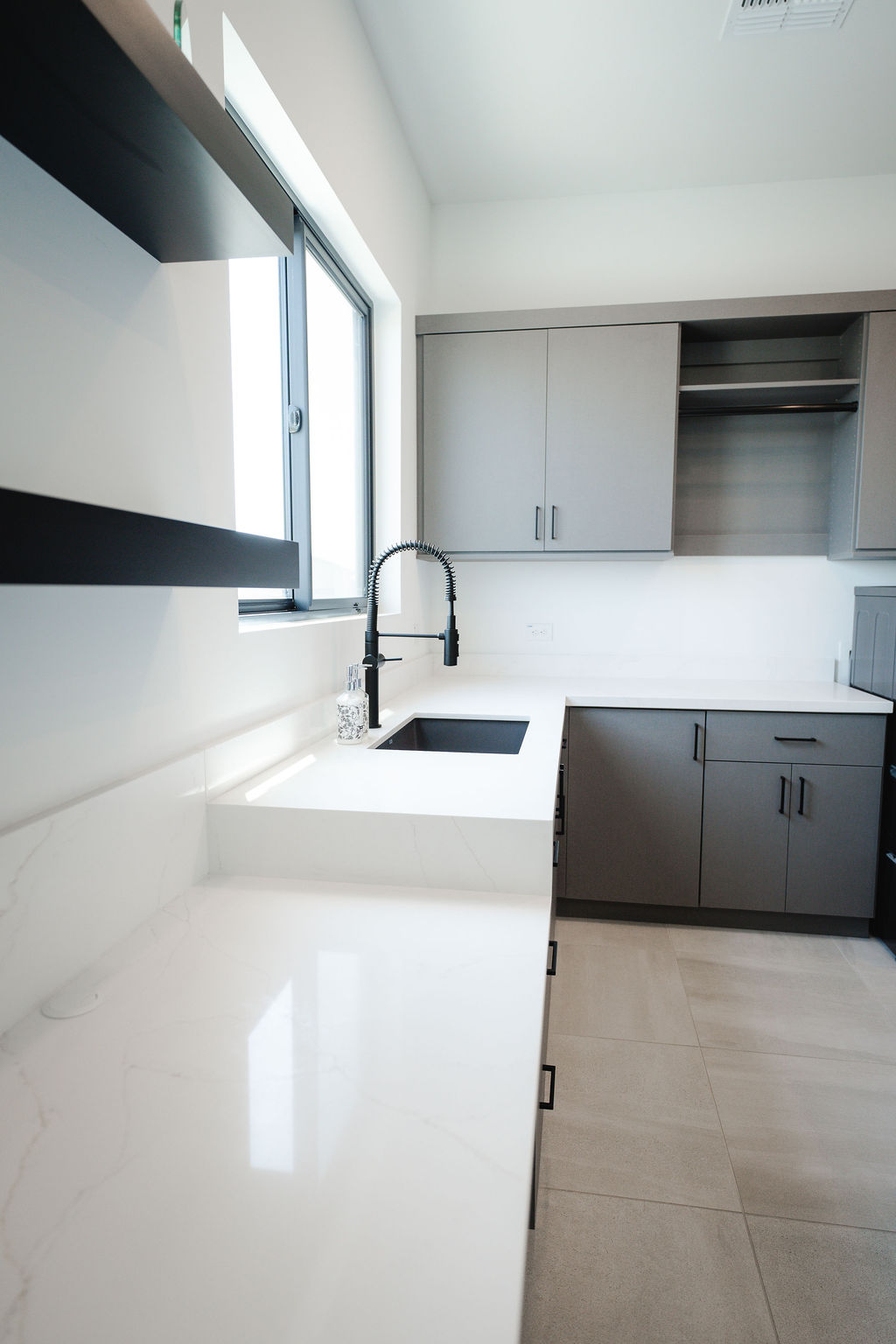 Luxe Gray Shoreline Laundry Room thumbnail 13
