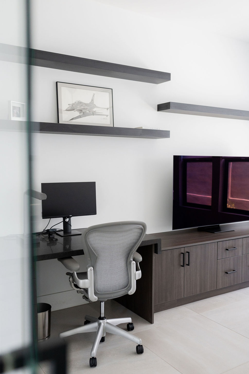 Minimal Modern Home Office thumbnail 5