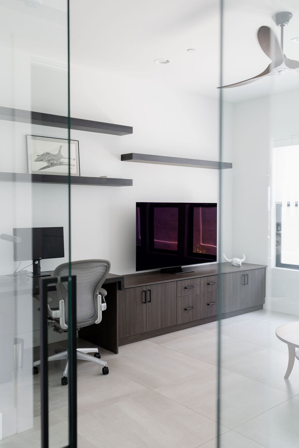 Minimal Modern Home Office thumbnail 6