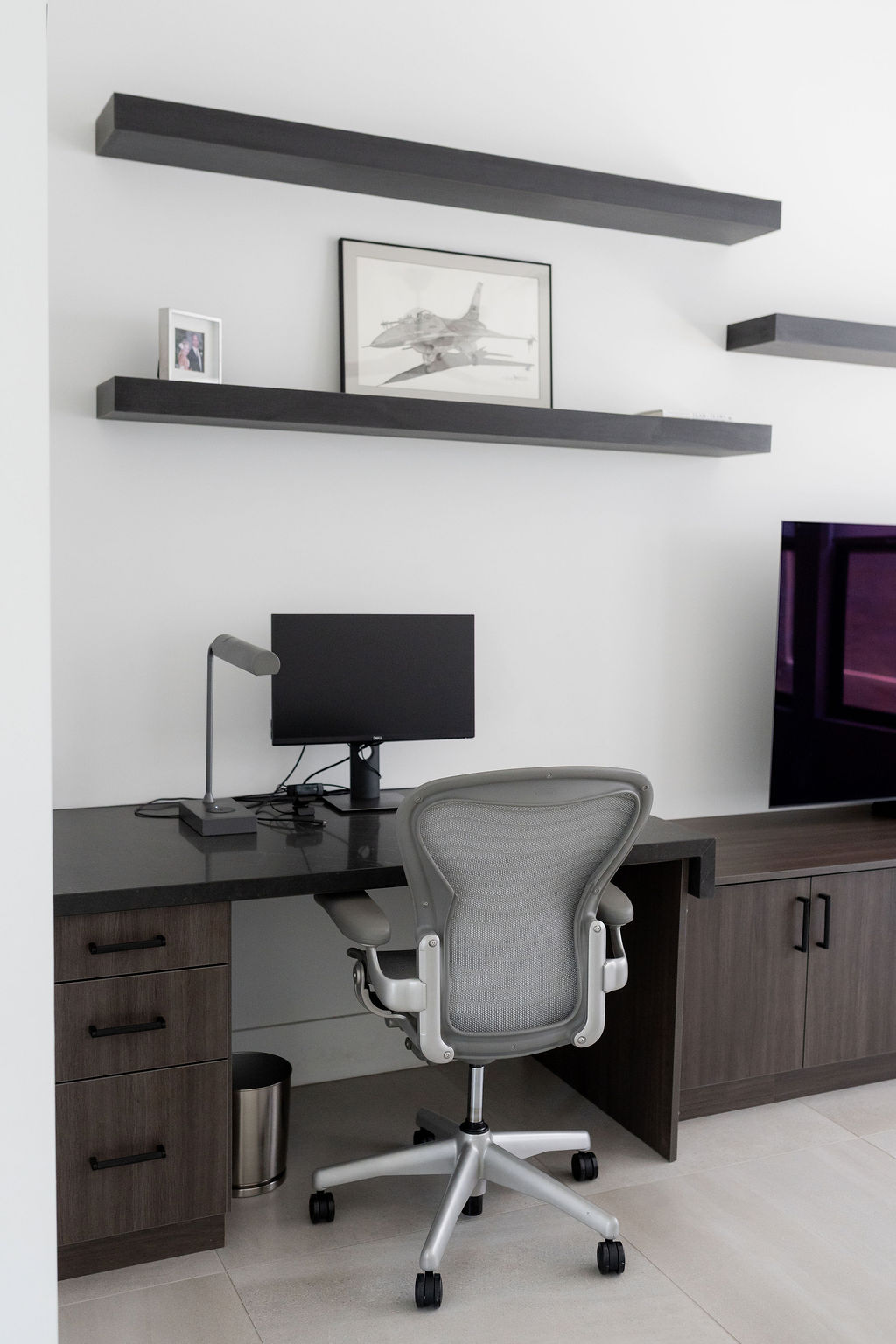 Minimal Modern Home Office thumbnail 7