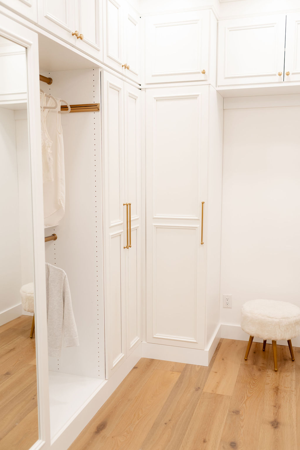 Mirrored Door Walk In Closet thumbnail 8