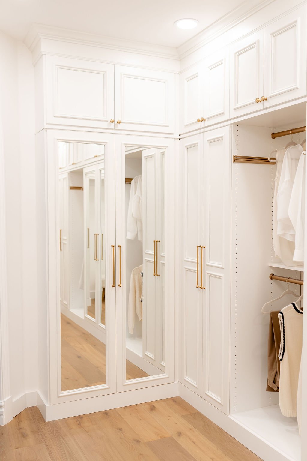 Mirrored Door Walk In Closet thumbnail 9