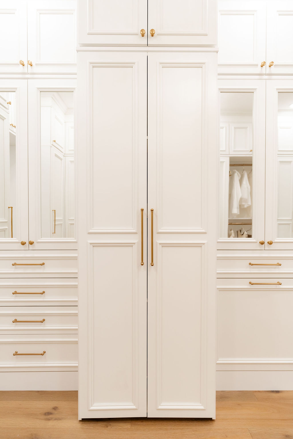 Mirrored Door Walk In Closet thumbnail 12