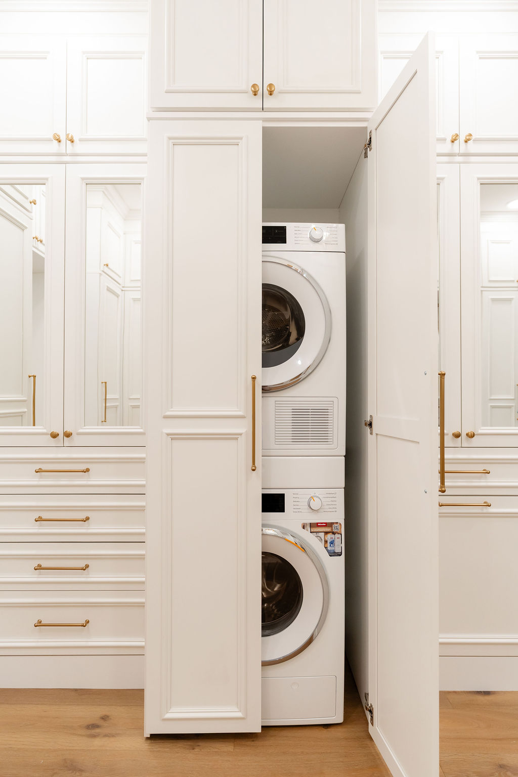 Mirrored Door Walk In Closet thumbnail 13