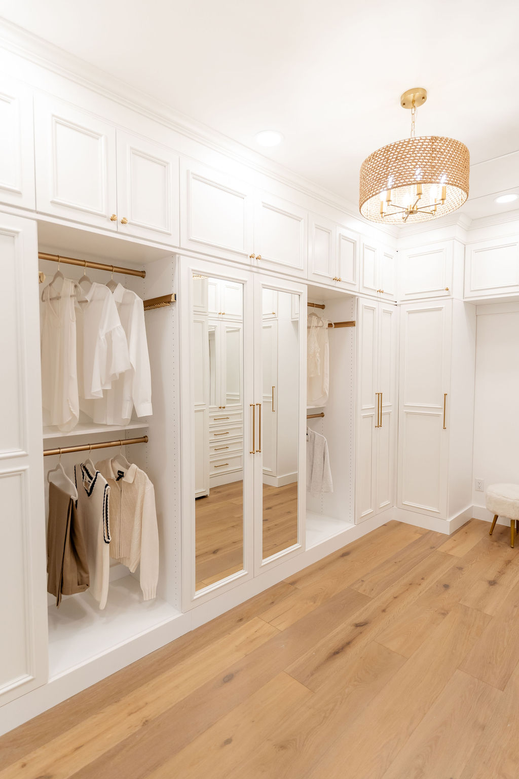 Mirrored Door Walk In Closet thumbnail 15