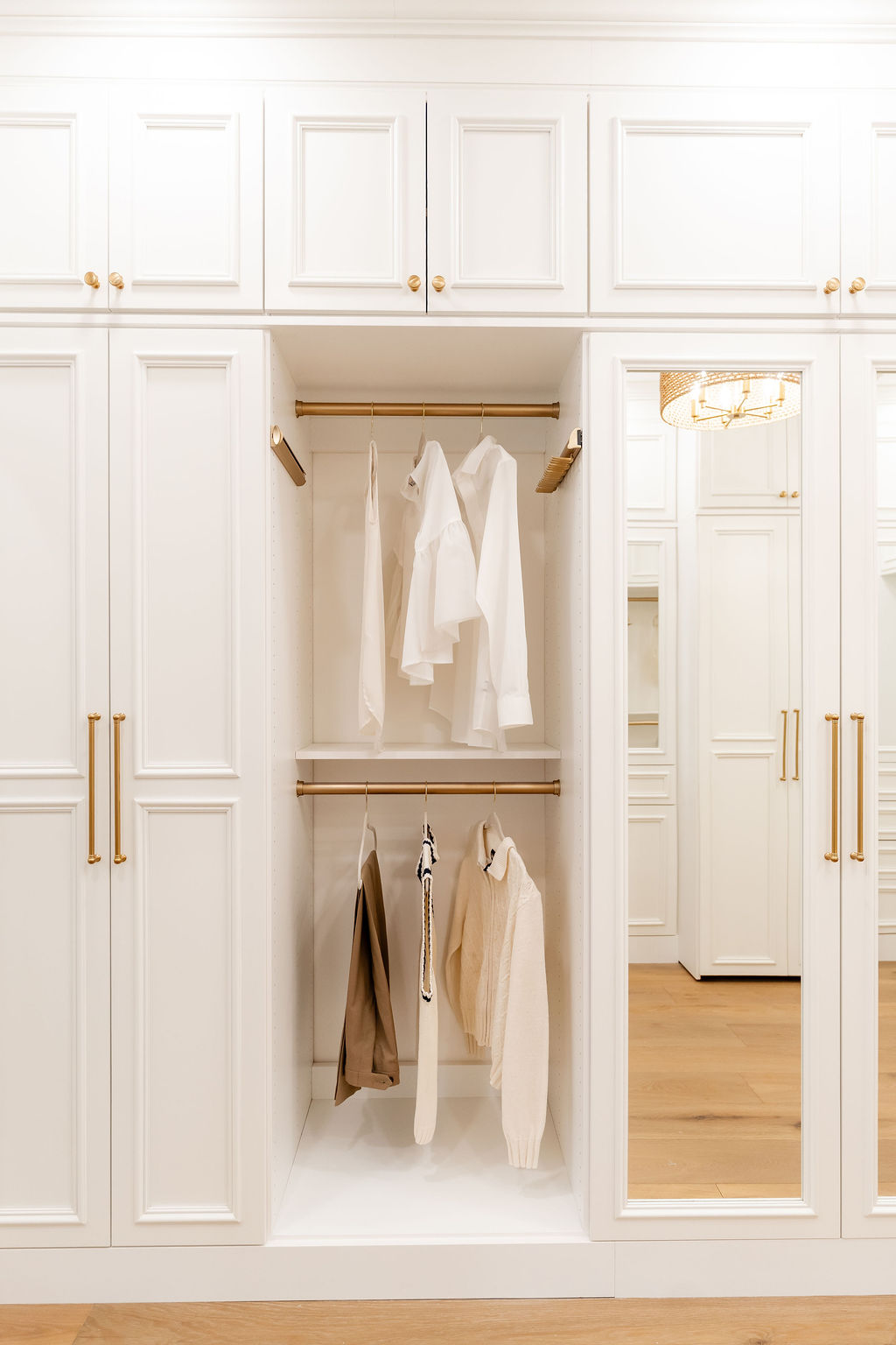 Mirrored Door Walk In Closet thumbnail 17