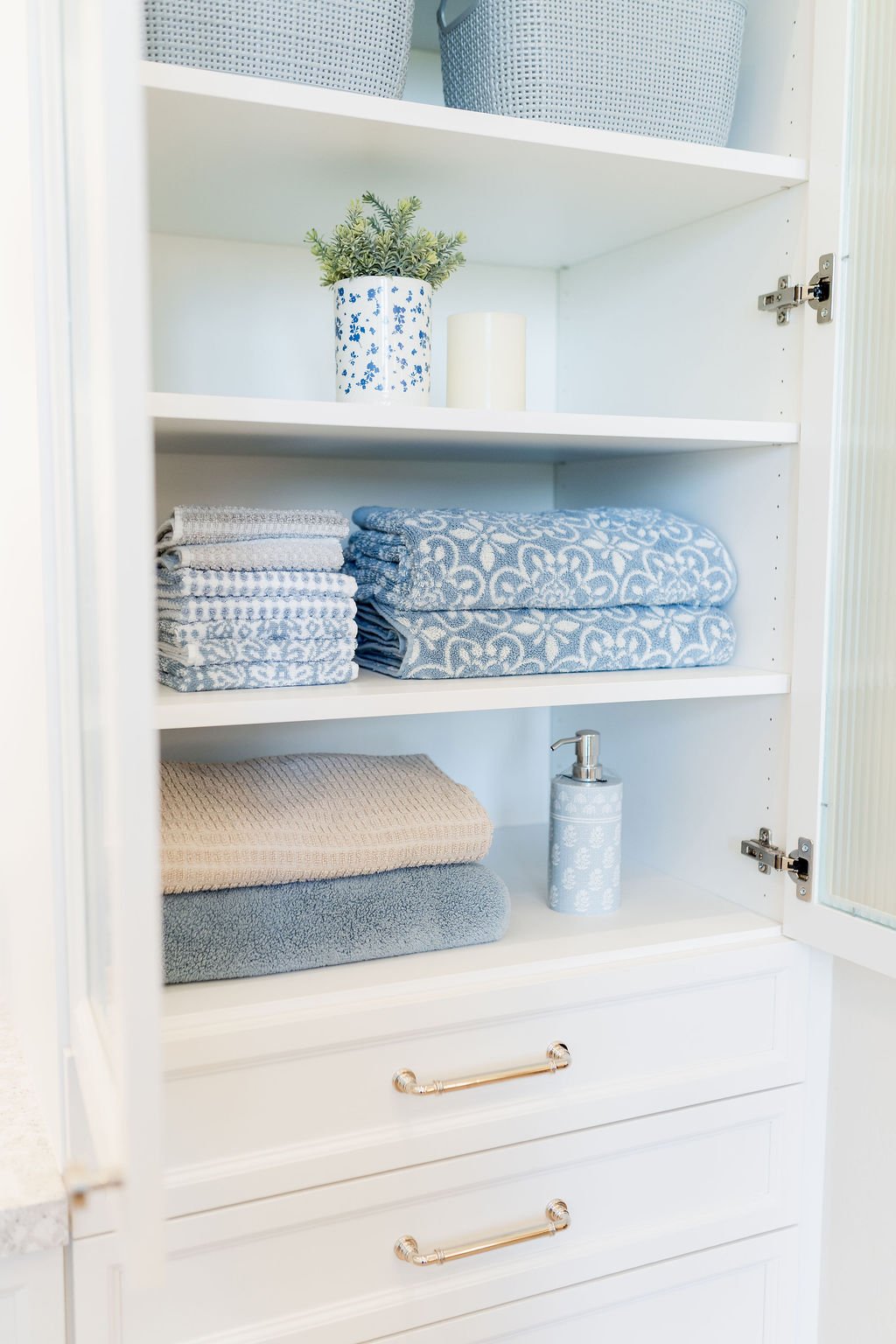 Ocean-Inspired Luxury Bathroom thumbnail 3