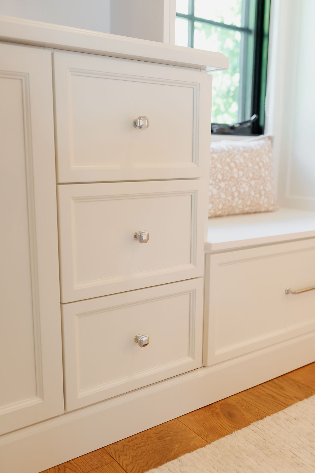 Winter White Media Wall with Seating thumbnail 3