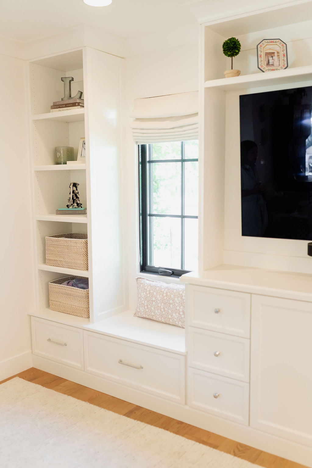 Winter White Media Wall with Seating thumbnail 6