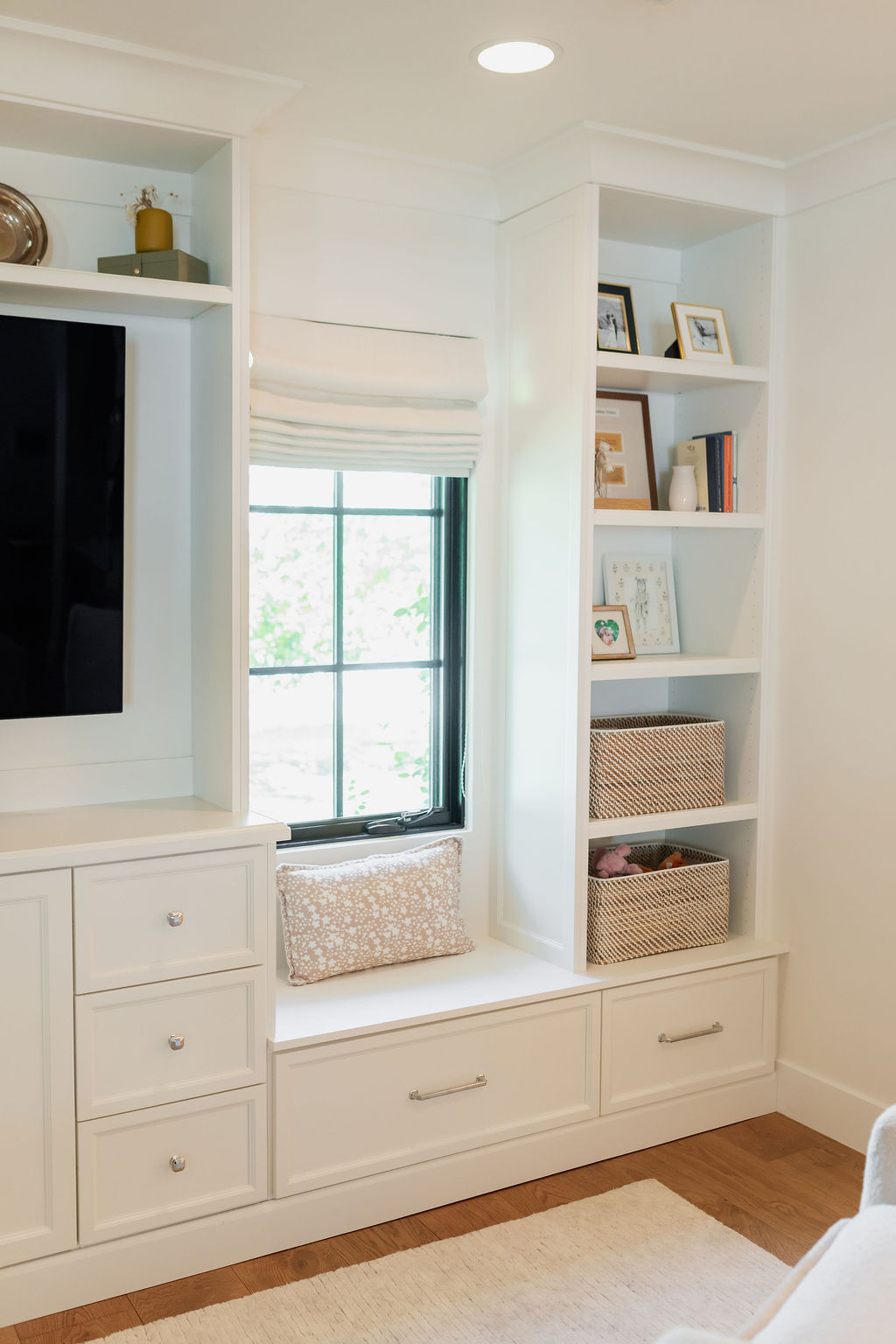 Winter White Media Wall with Seating thumbnail 7