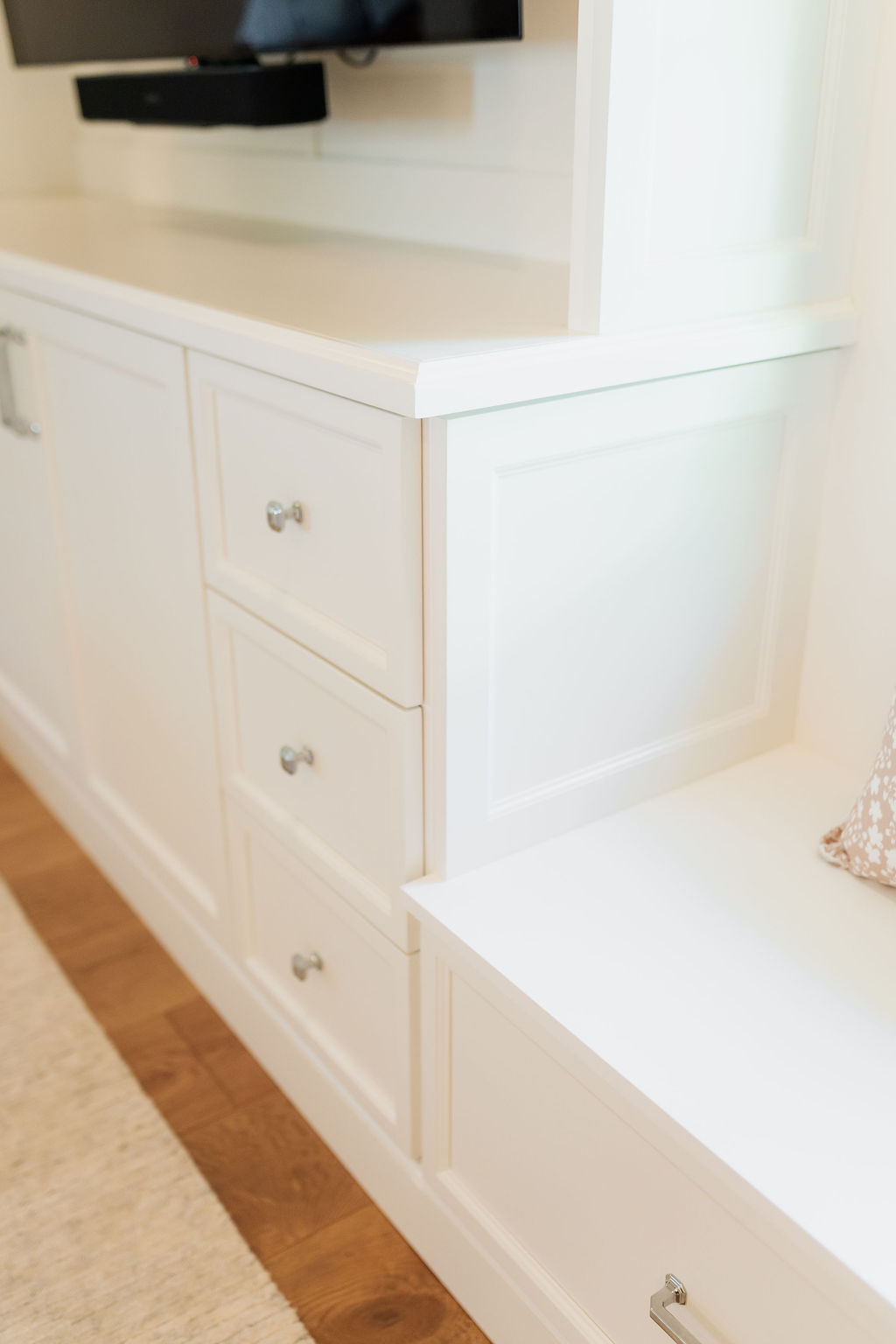 Winter White Media Wall with Seating thumbnail 9