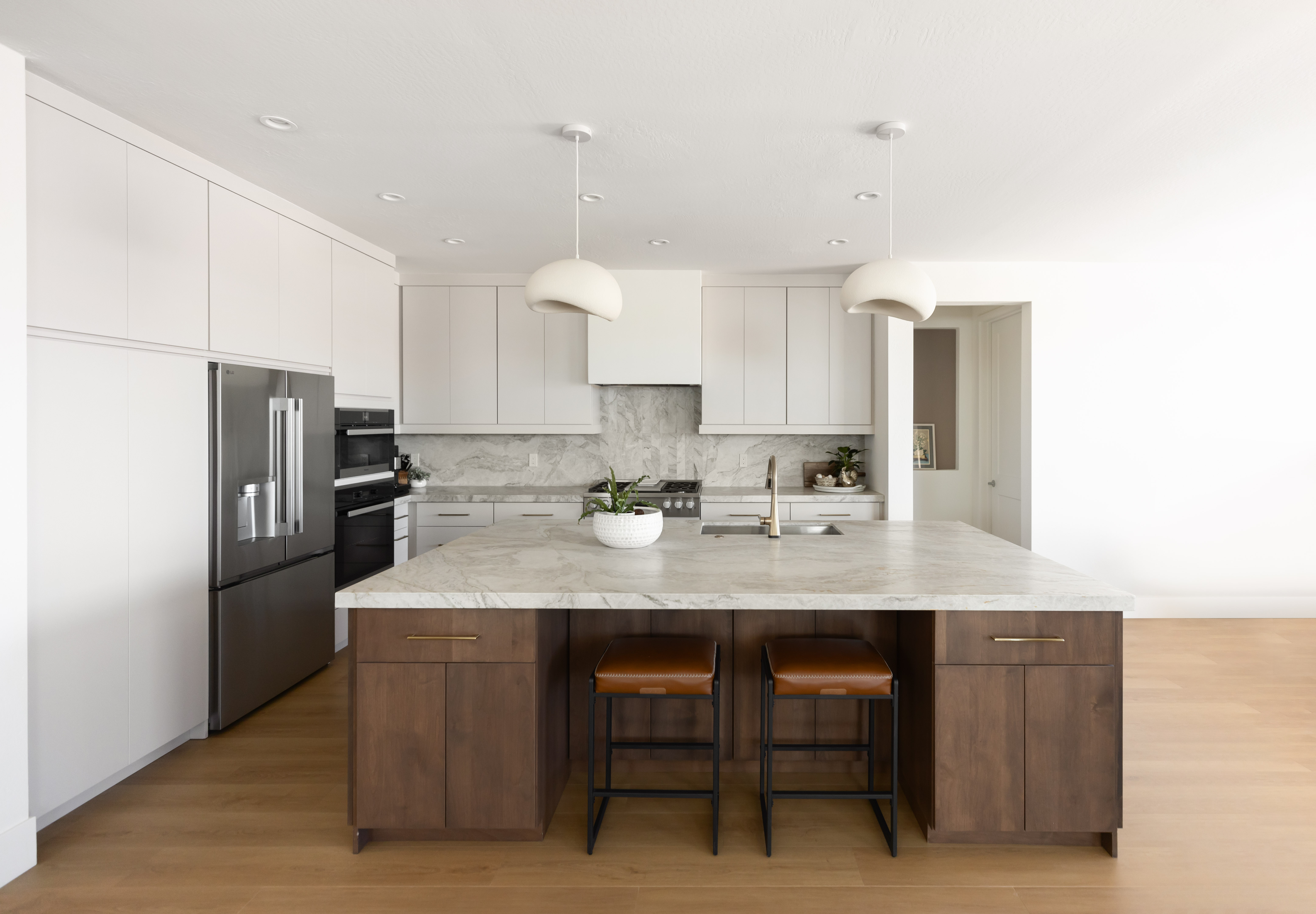 Two-Tone Modern Kitchen thumbnail 2