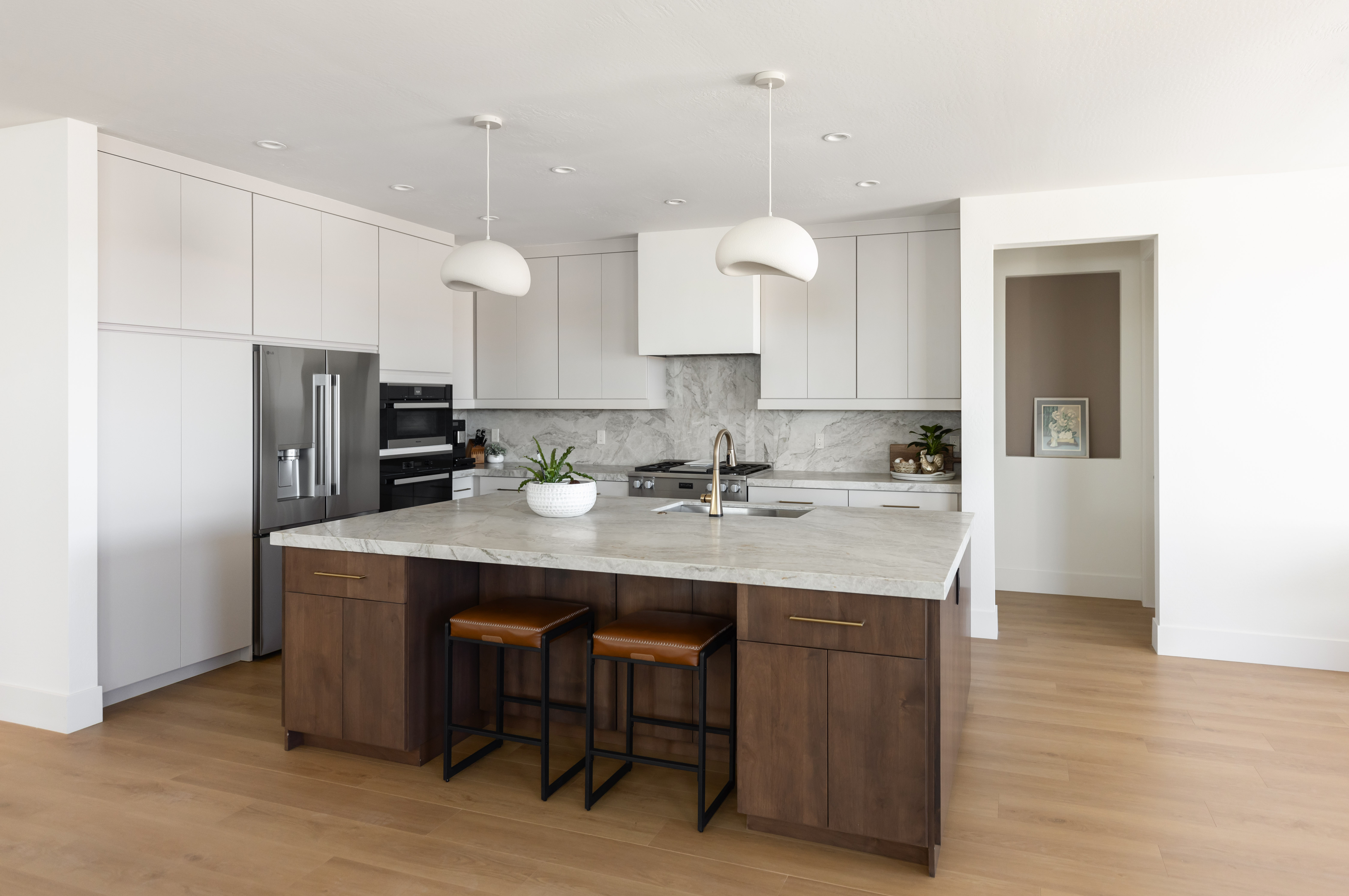 Two-Tone Modern Kitchen thumbnail 3
