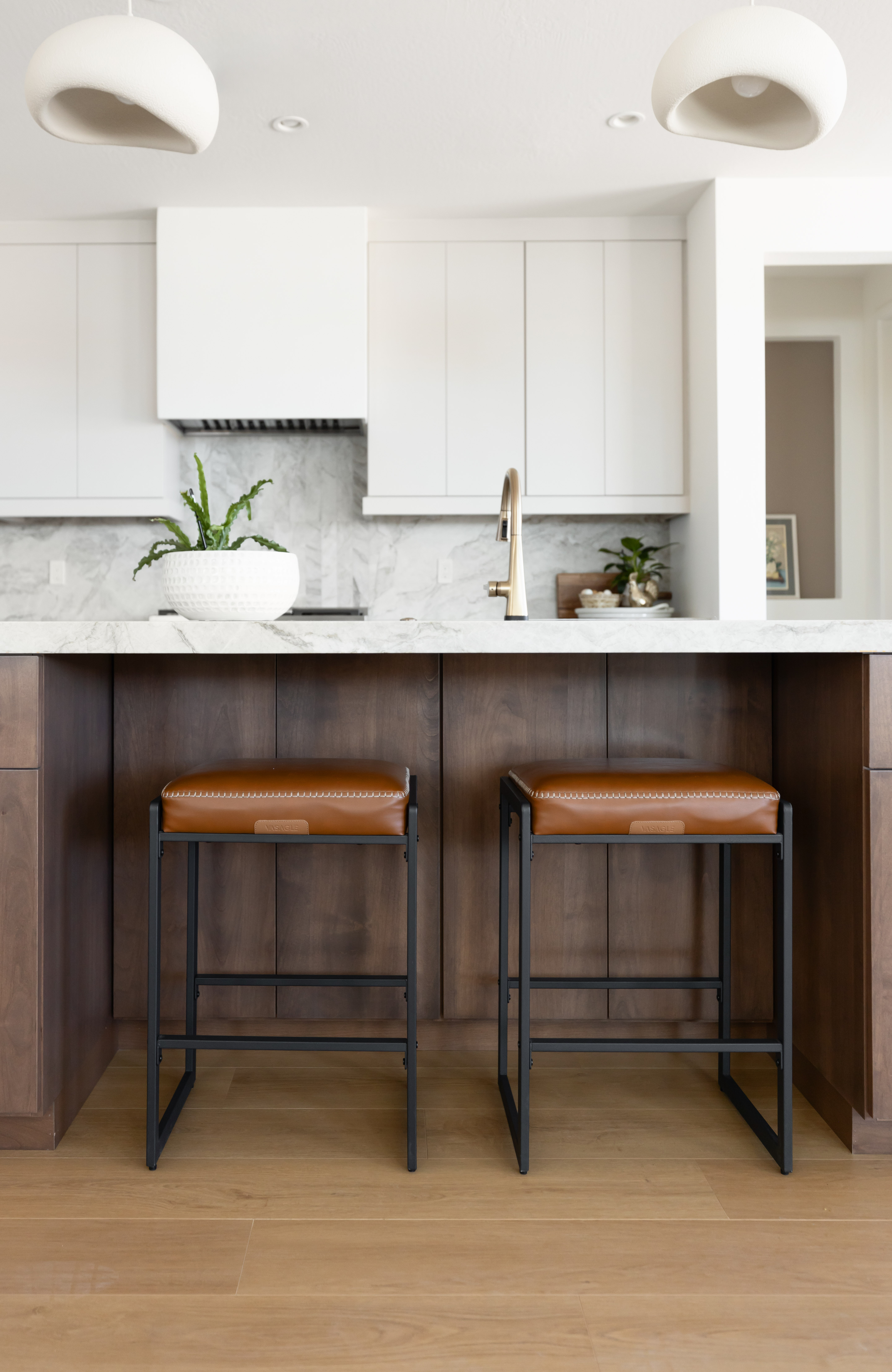 Two-Tone Modern Kitchen thumbnail 4