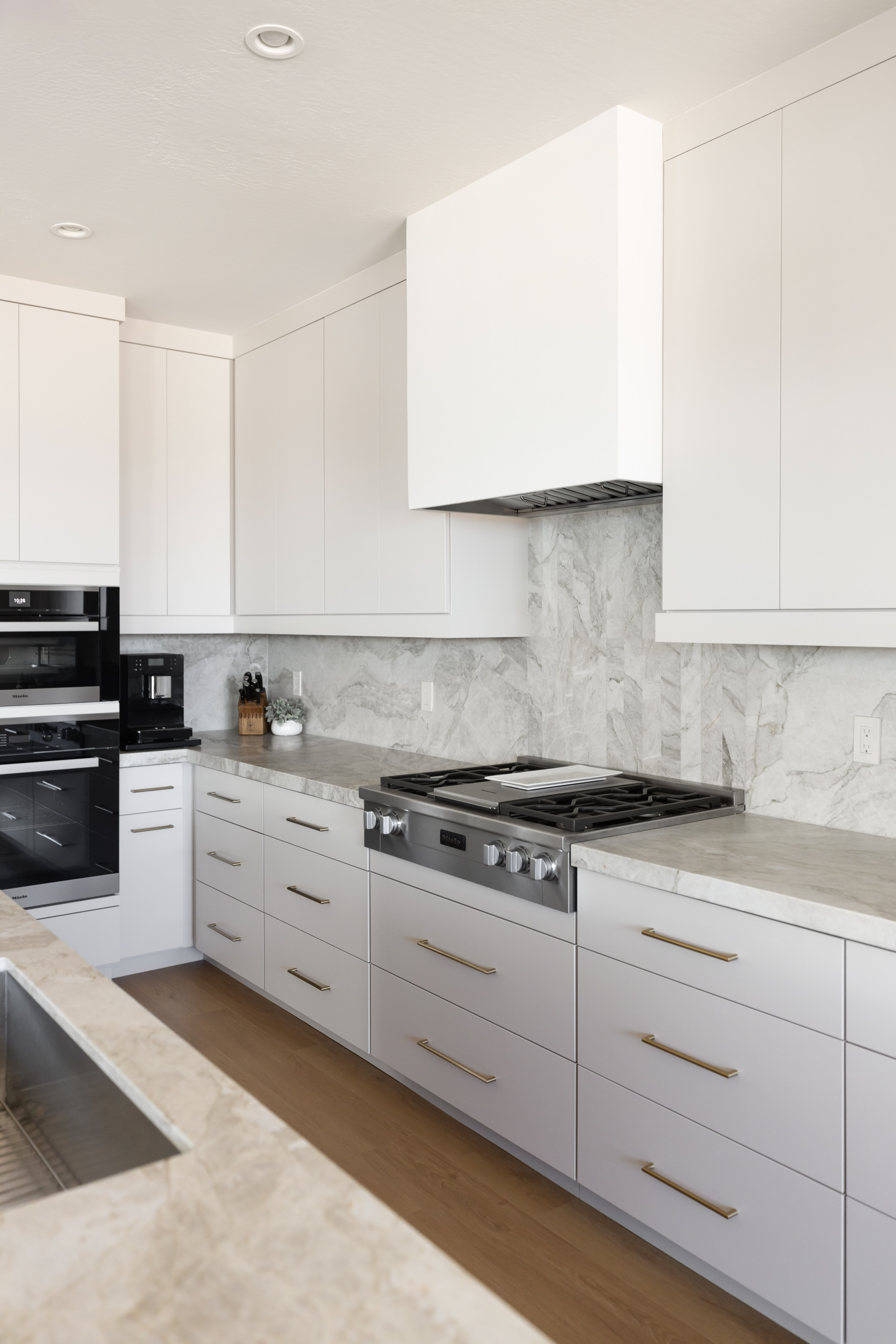 Two-Tone Modern Kitchen thumbnail 5