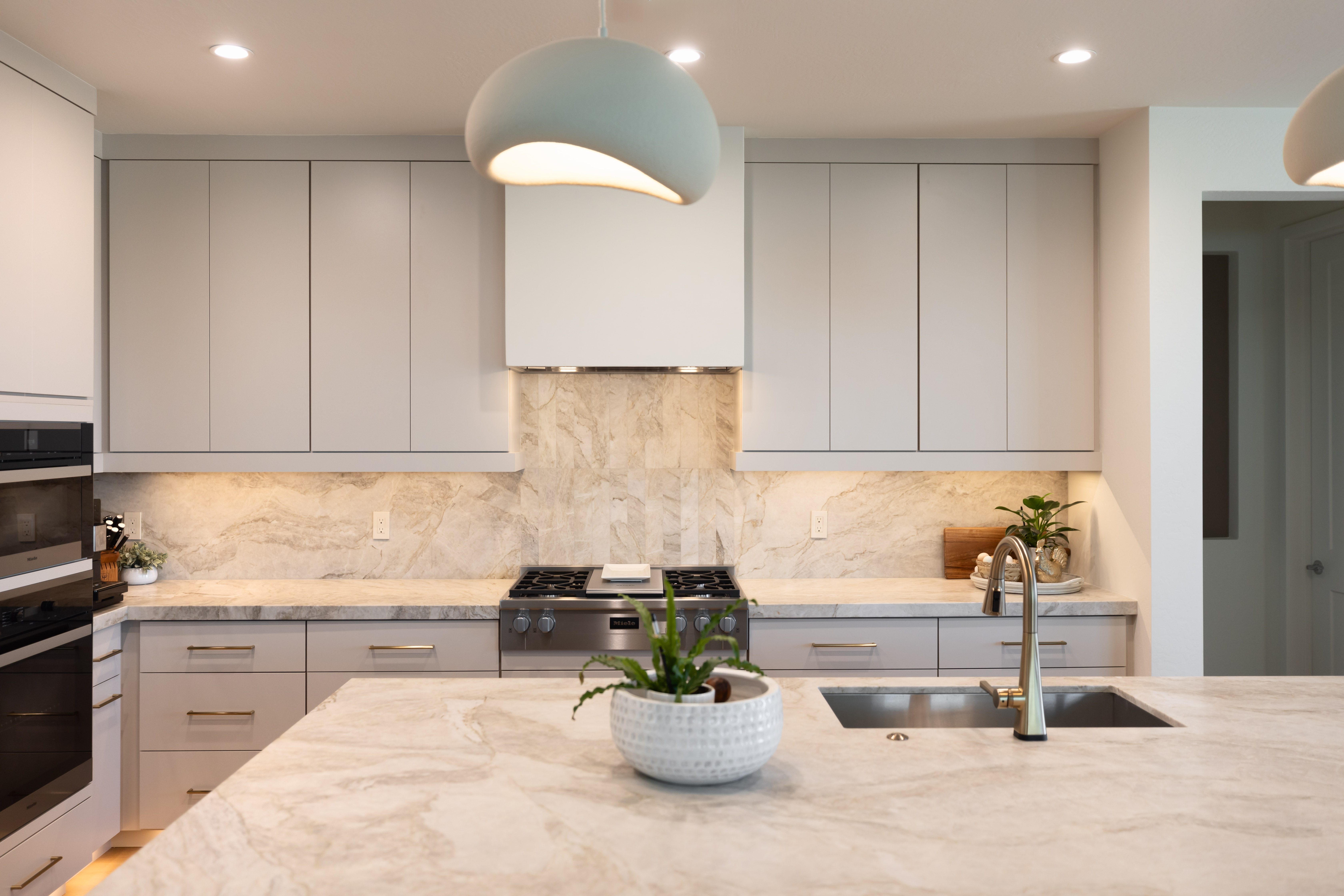 Two-Tone Modern Kitchen thumbnail 8