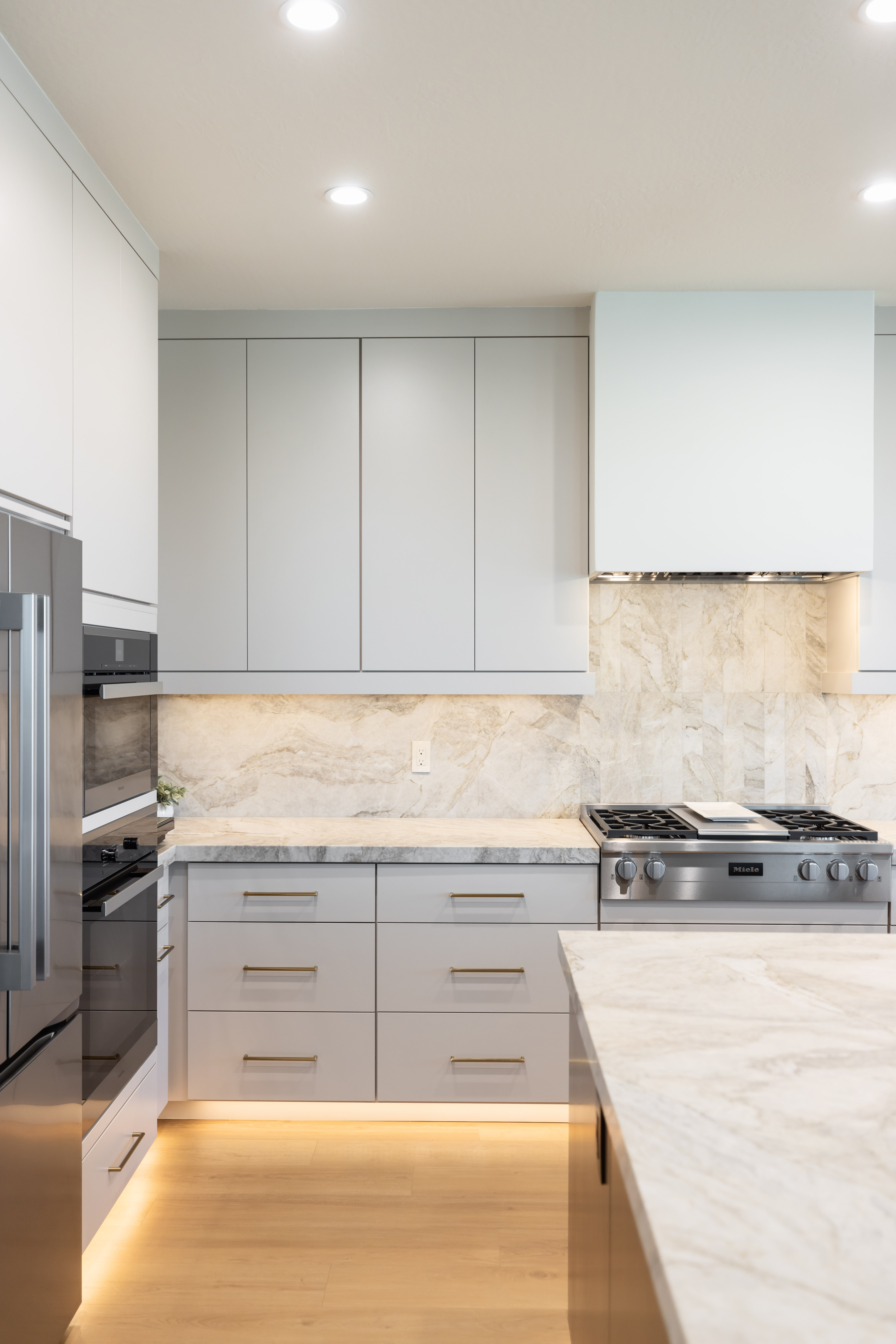 Two-Tone Modern Kitchen thumbnail 9