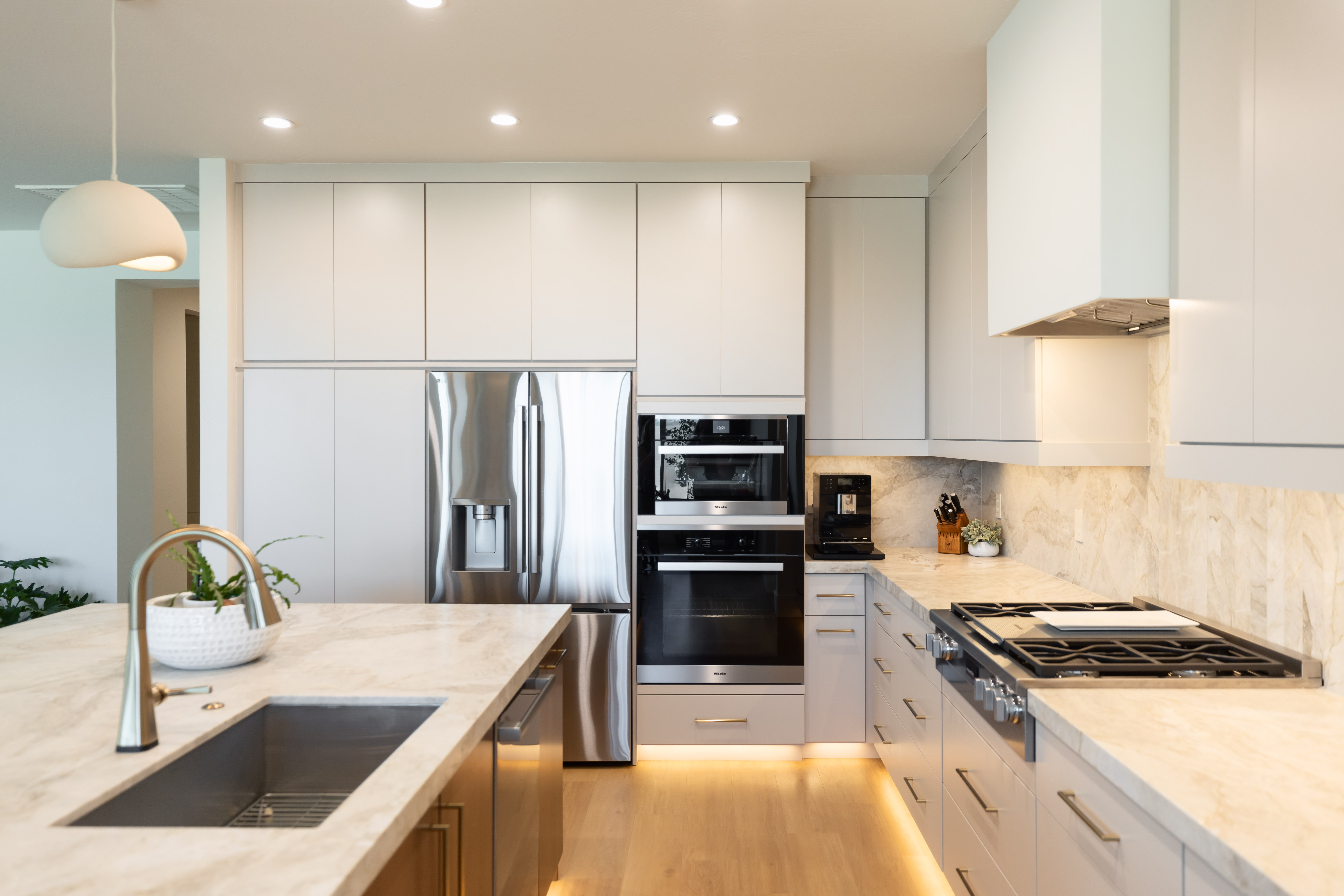 Two-Tone Modern Kitchen thumbnail 10