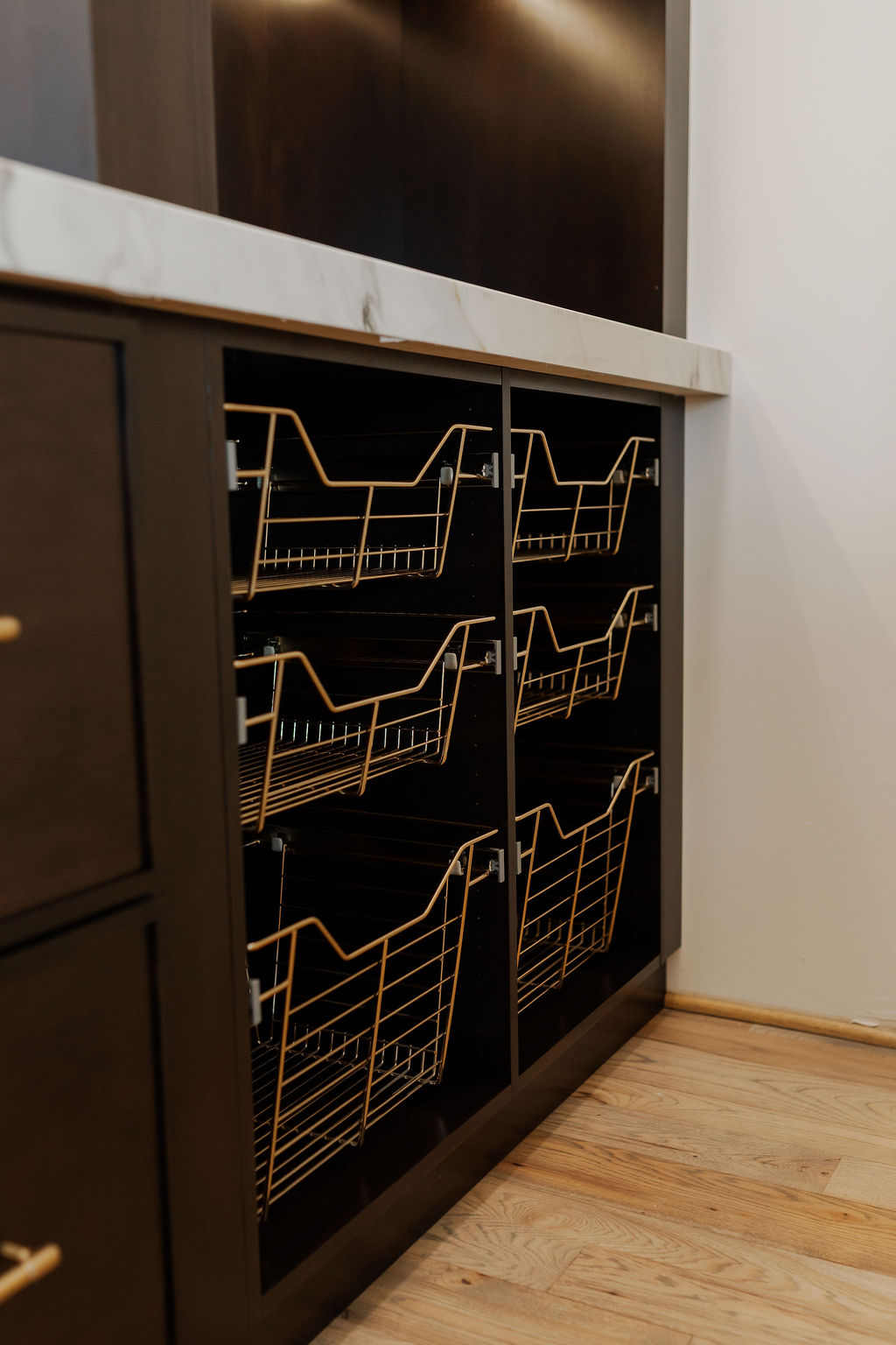 Luxurious Contrasting Pantry thumbnail 5