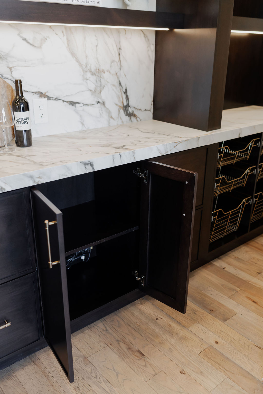 Luxurious Contrasting Pantry thumbnail 7