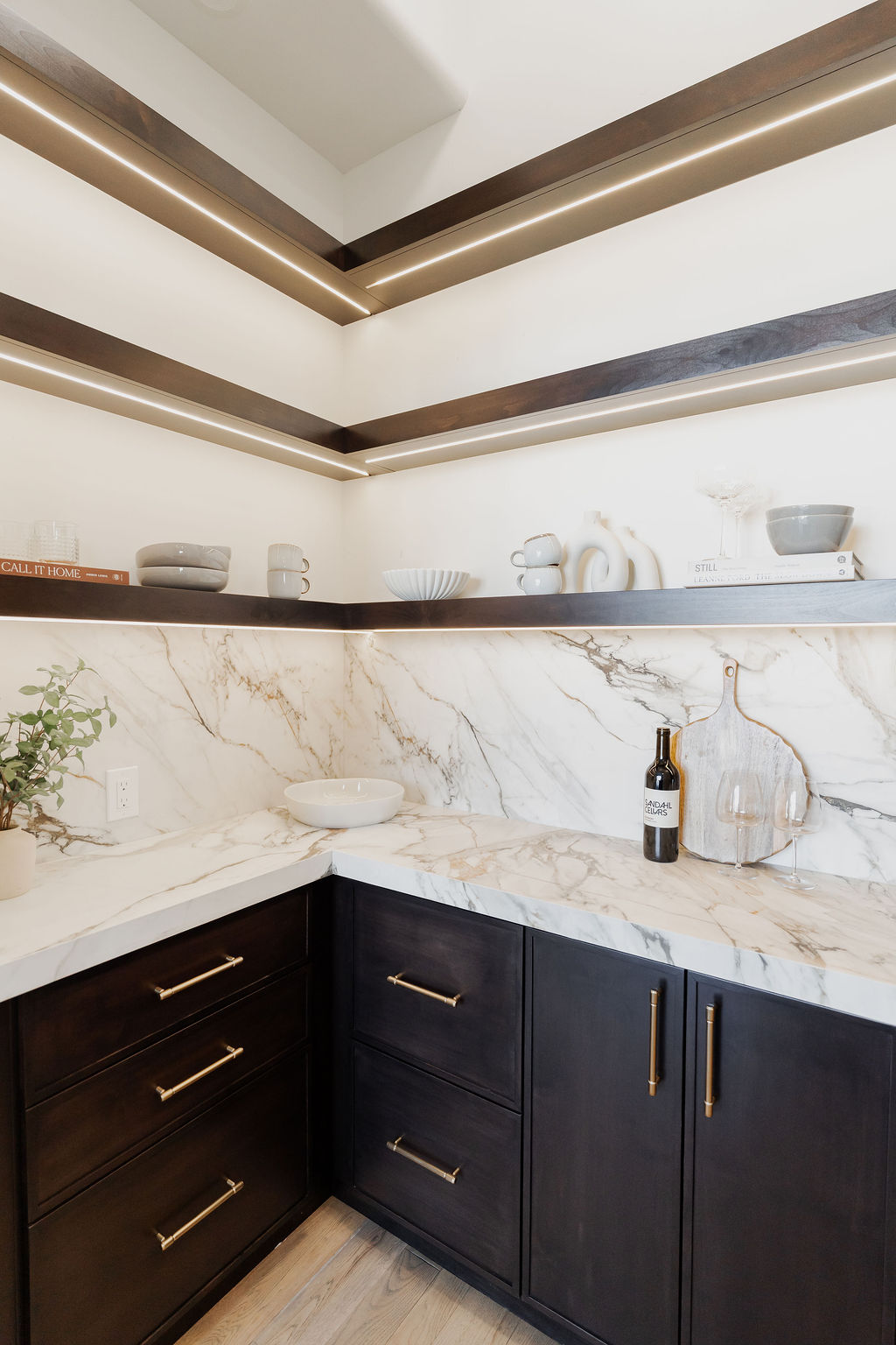 Luxurious Contrasting Pantry thumbnail 8