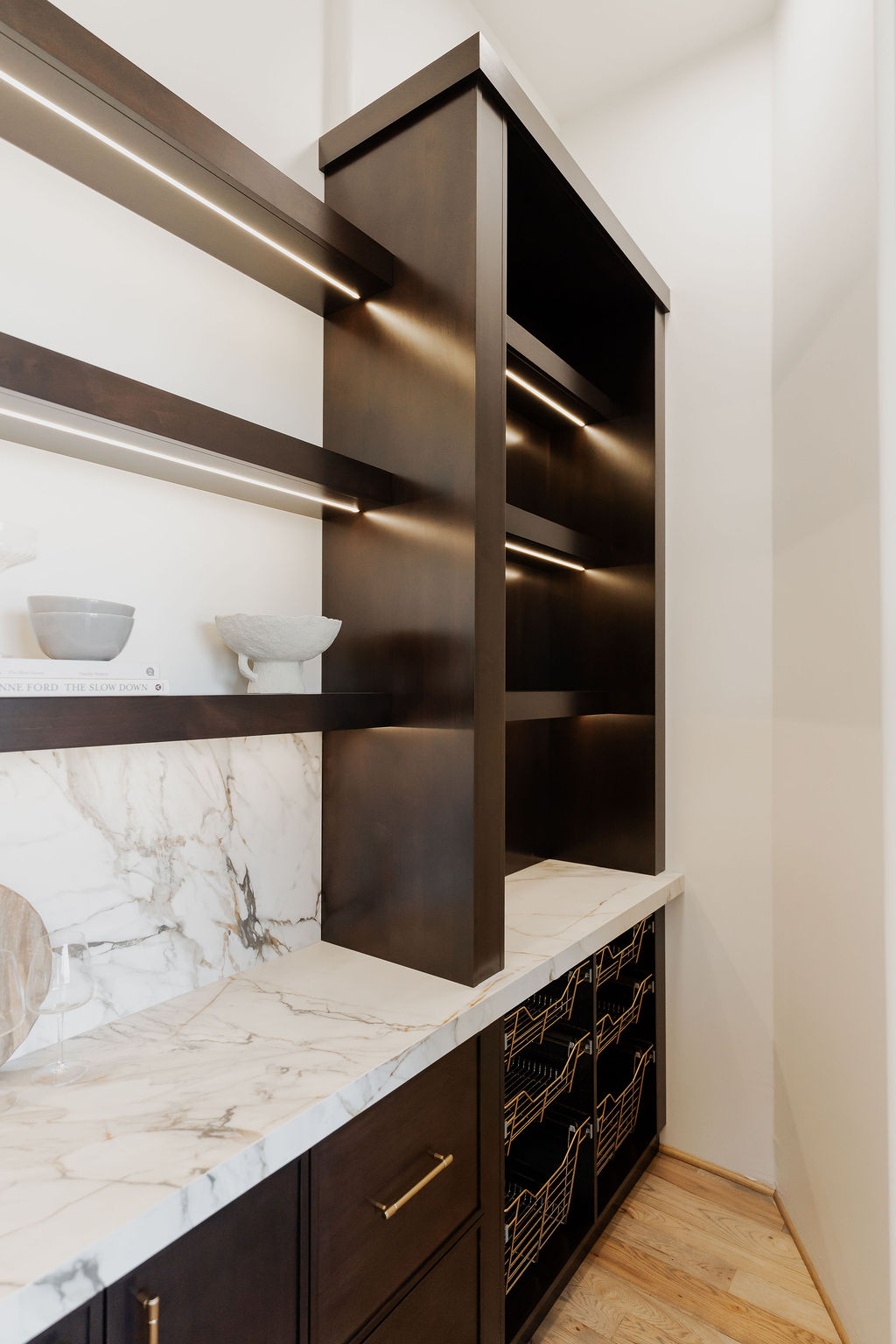 Luxurious Contrasting Pantry thumbnail 9