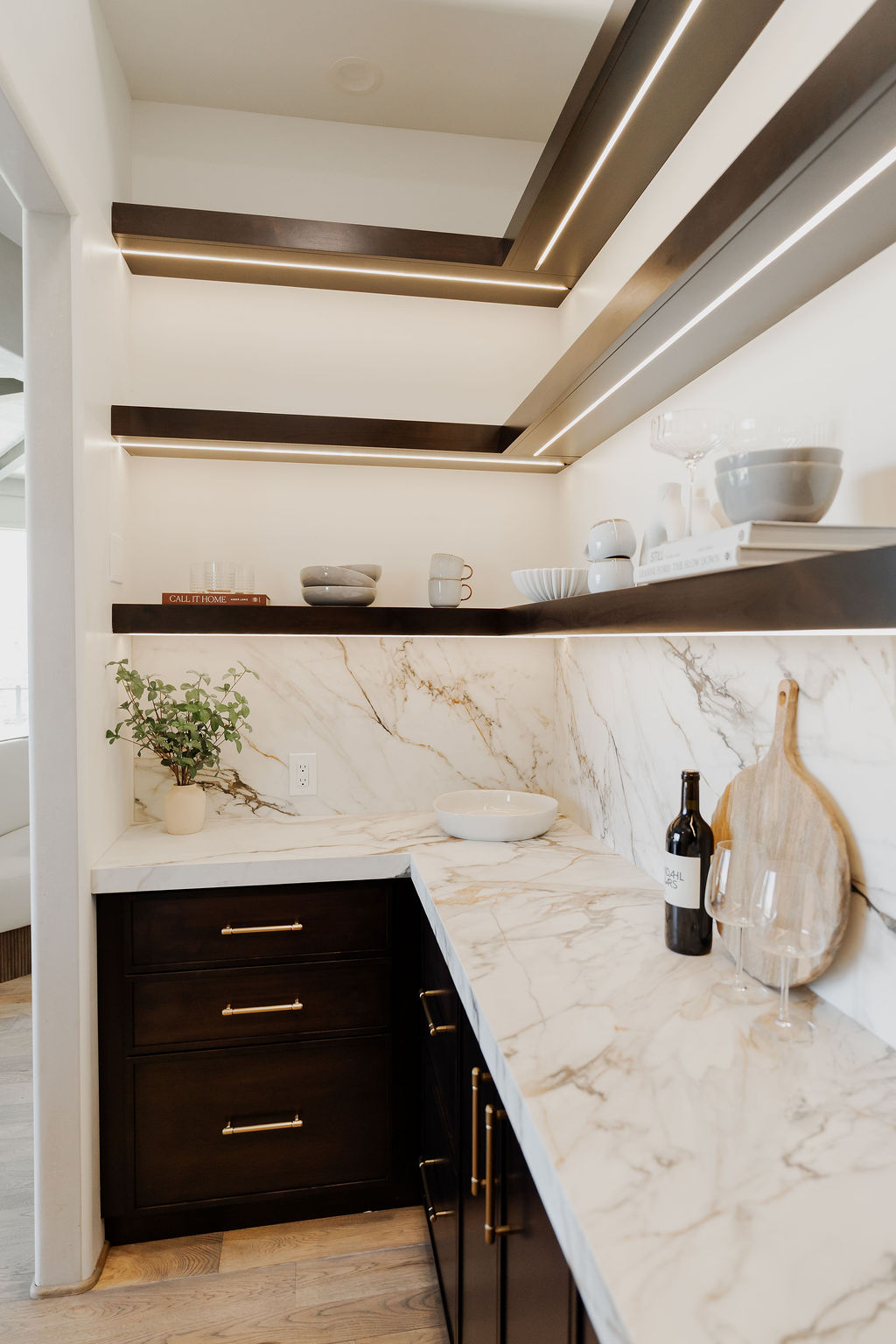 Luxurious Contrasting Pantry thumbnail 10