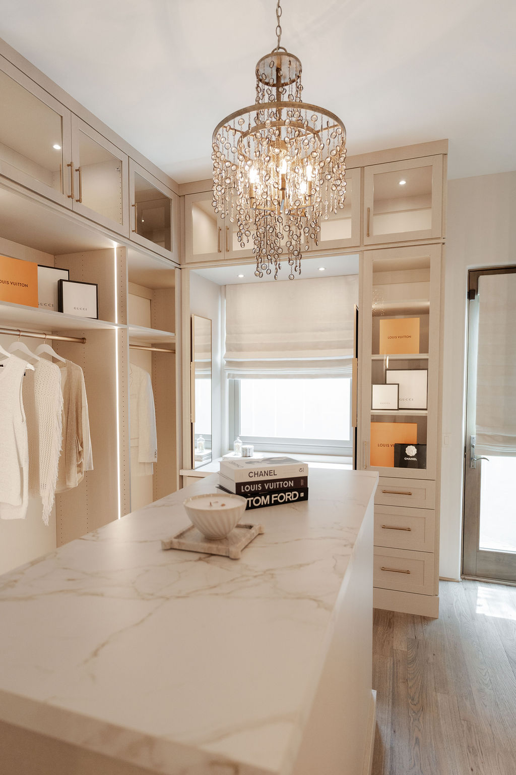 Her Luxury Closet and Vanity thumbnail 9