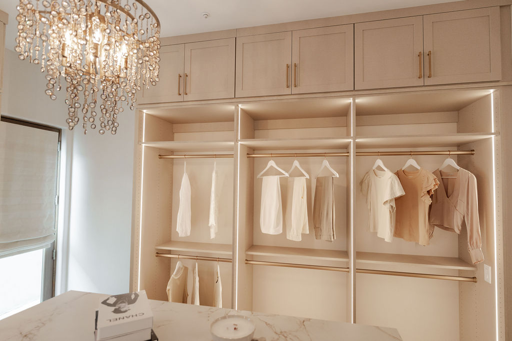 Her Luxury Closet and Vanity thumbnail 10