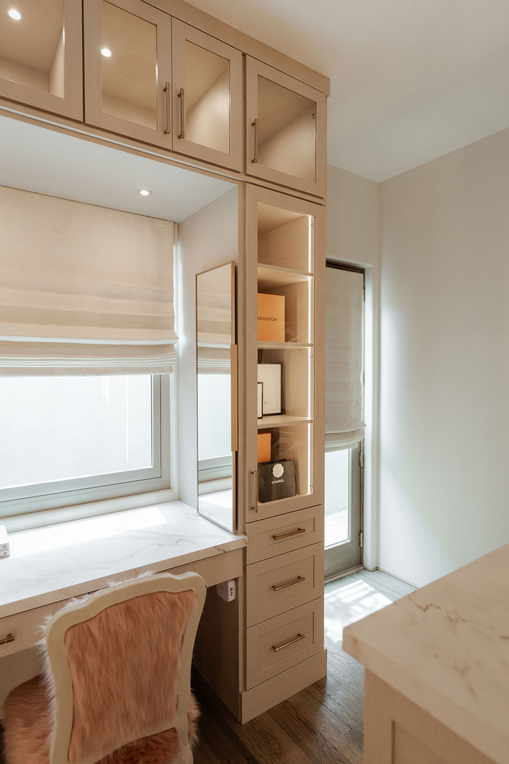 Her Luxury Closet and Vanity thumbnail 11